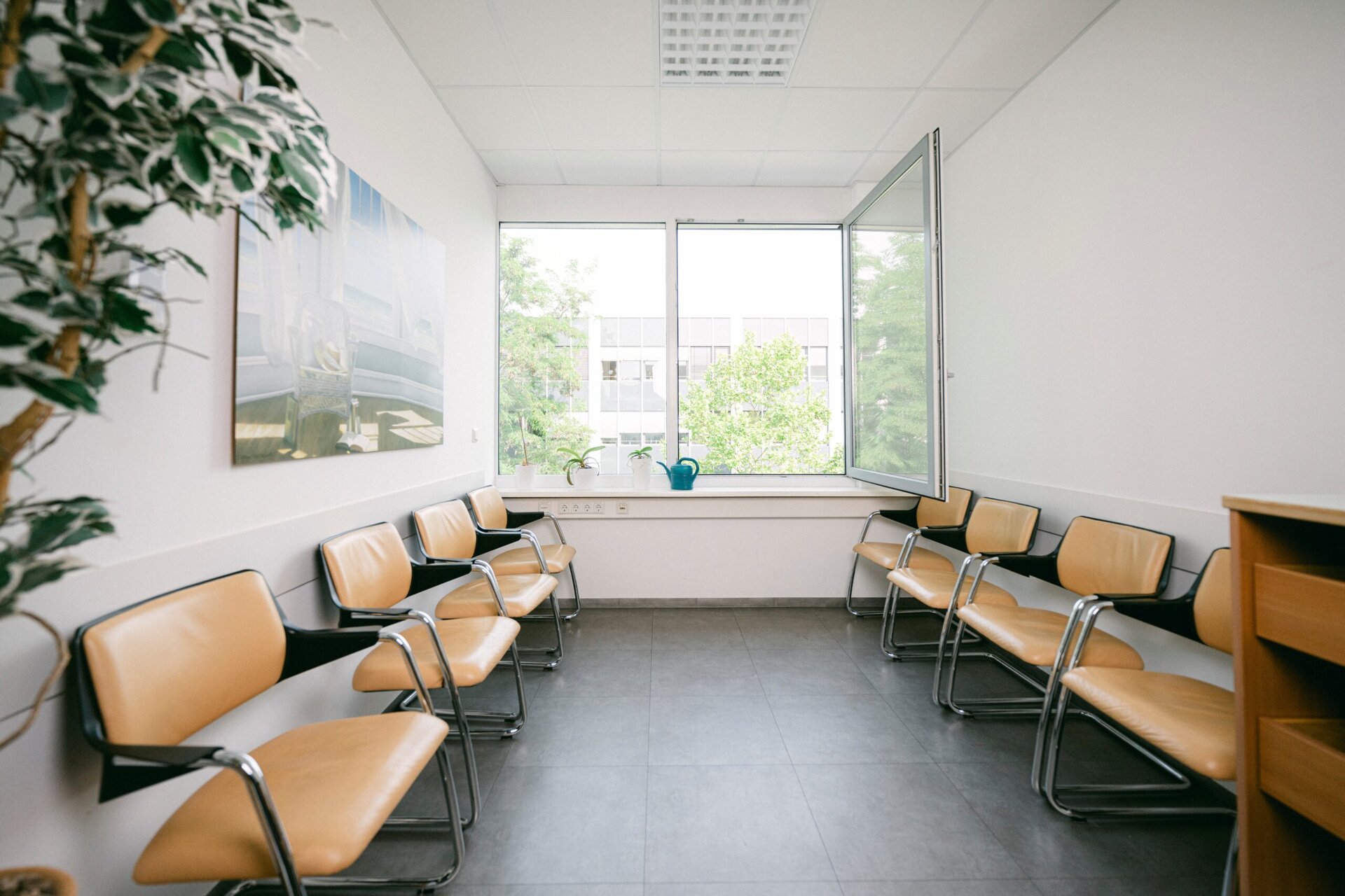 Wartebereich im Onkologischen Zentrum Passau mit bequemen Sitzen und freundlicher Atmosphäre.