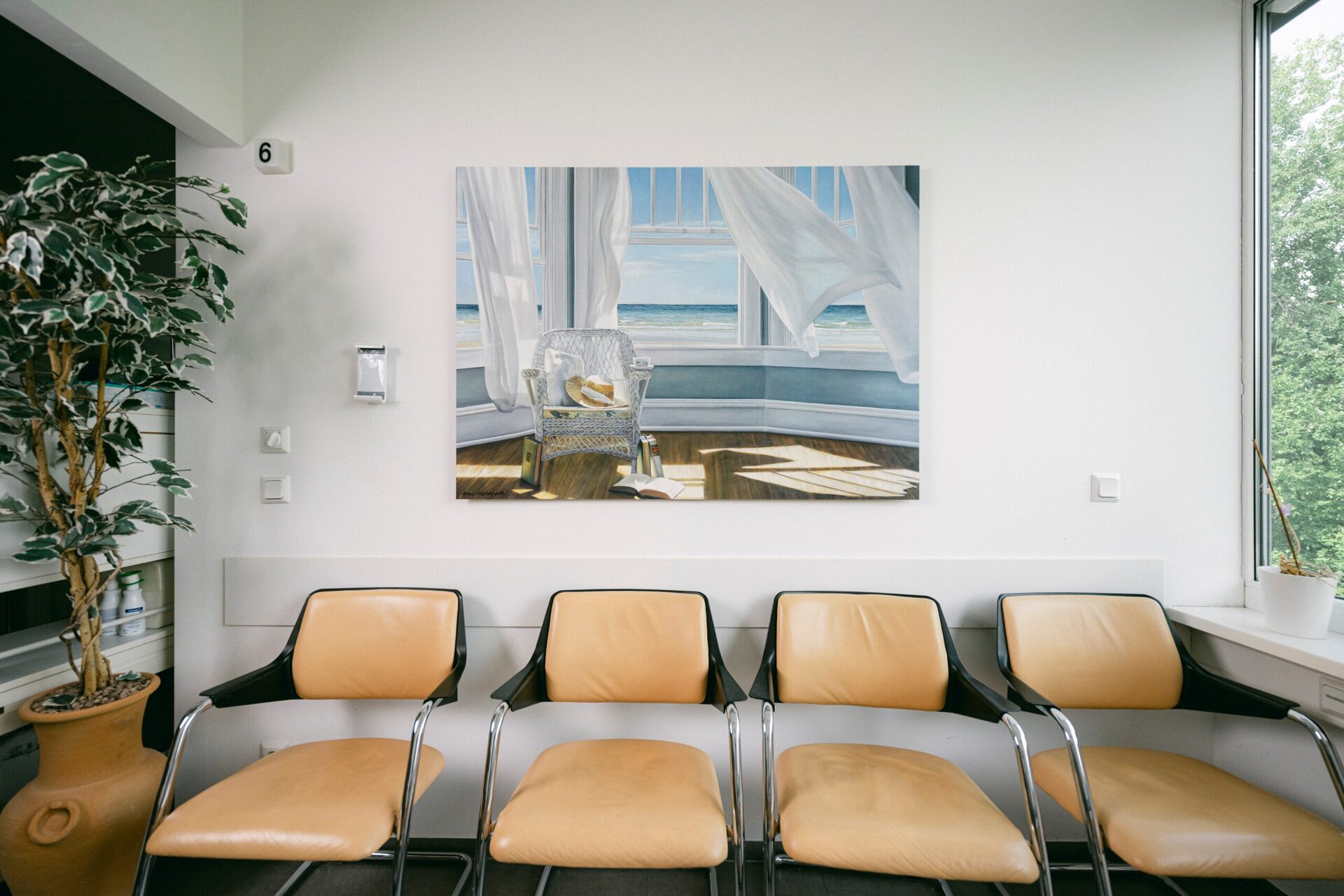 Bequeme Wartezimmer Sitzgelegenheiten im Onkologischen Zentrum Passau mit Blick auf die Natur.