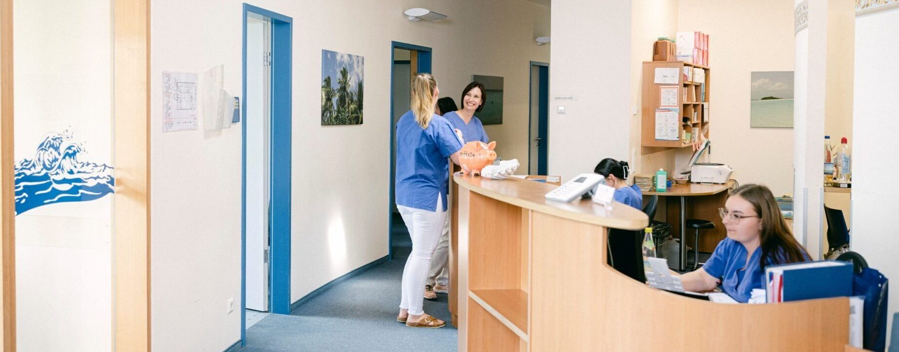 Zwei MFAs unterhalten sich an der Rezeption.