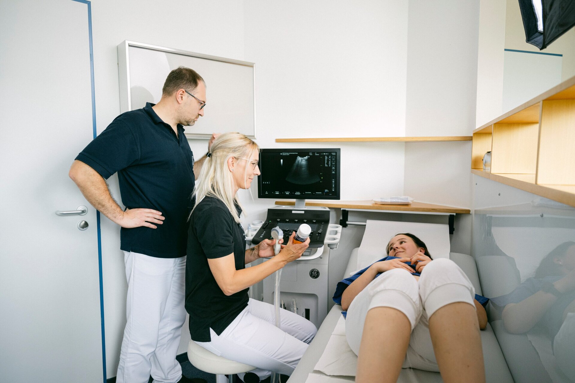 Dr. Malyshev und eine Kollegin beim Ultraschall.