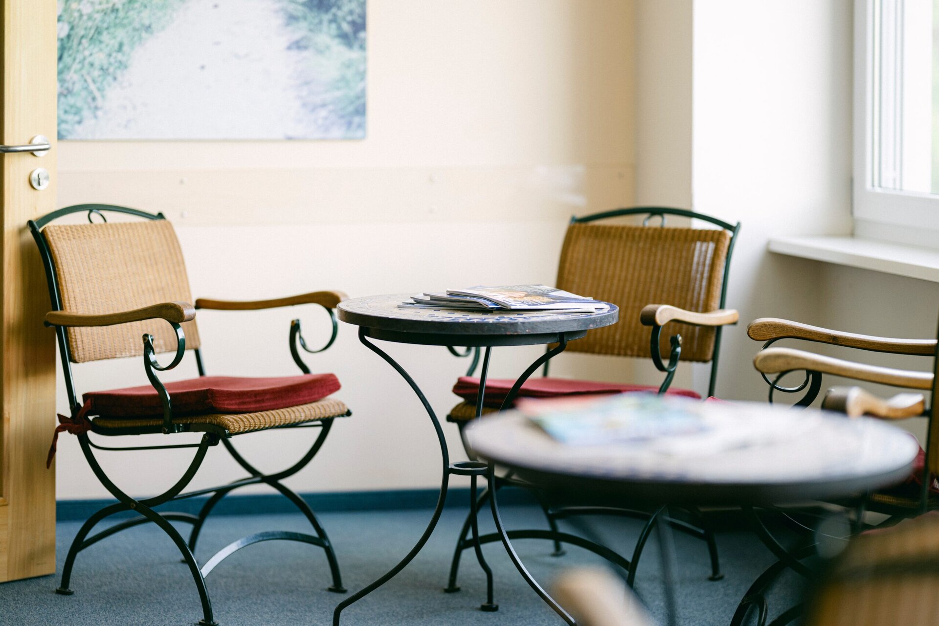 Bequeme Wartezimmer im Onkologischen Zentrum Passau mit Sitzgruppen und Informationsmaterial.