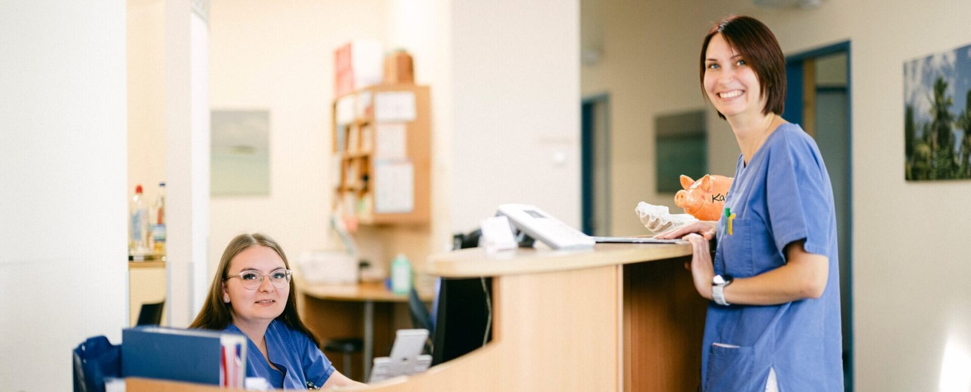 Zwei MFAs sind an der Rezeption zu sehen.