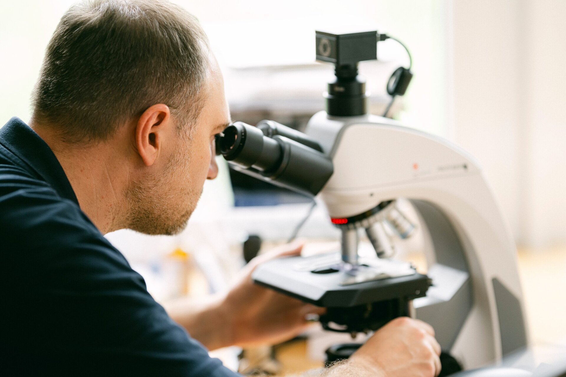 Dr. Malyshev überprüft etwas an einem Mikroskop