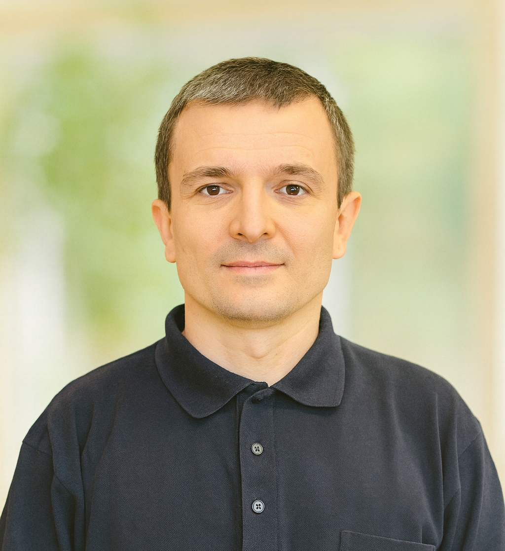 Dr. Tomus ist im Profil zu sehen.