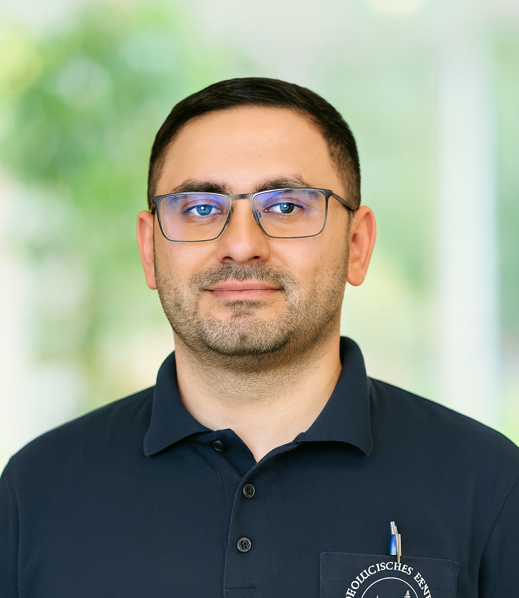 Herr Saba Gamisonia blickt in die Kamera